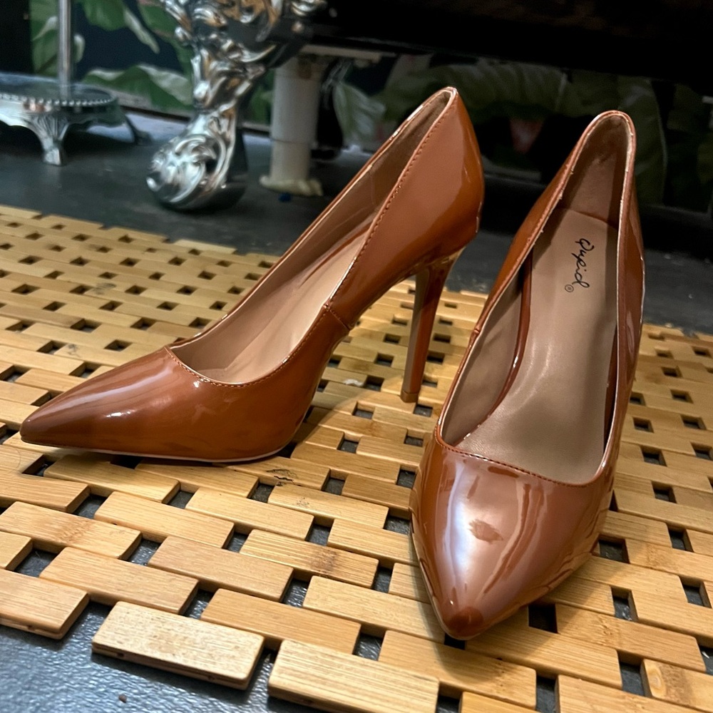 Quipid Closed Toe Pump Heels - Brown - Size 8.5